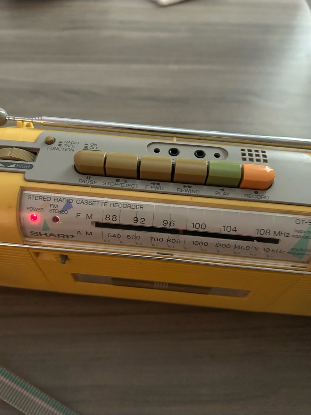 Vintage Sharp Q-50 (Y) Yellow Retro Portable AM/FM Radio Cassette Player - Picture 3 of 7